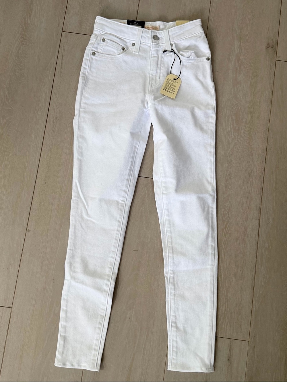 NWT Levi’s 721 High-Rise Skinny Jeans in White
